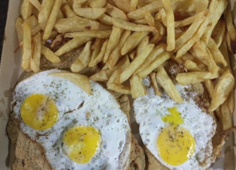 Milanesa a caballo con fritas para dos personas