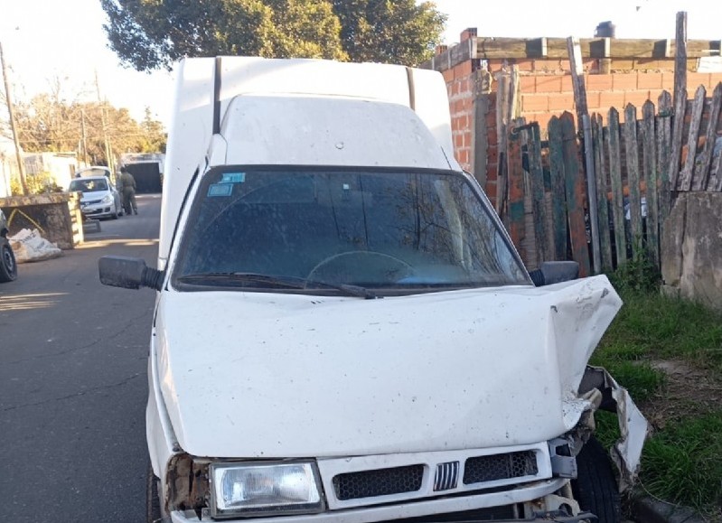 La policía recuperó una camioneta robada que había sido abandonada por los delincuentes