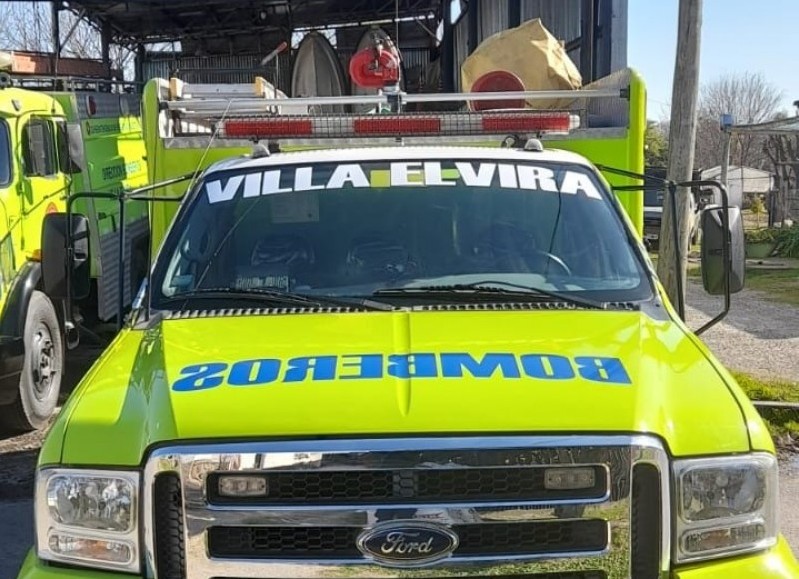 Bomberos de Villa Elvira llevaron su conocimiento y equipamiento a un Jardín de Villa Elvira