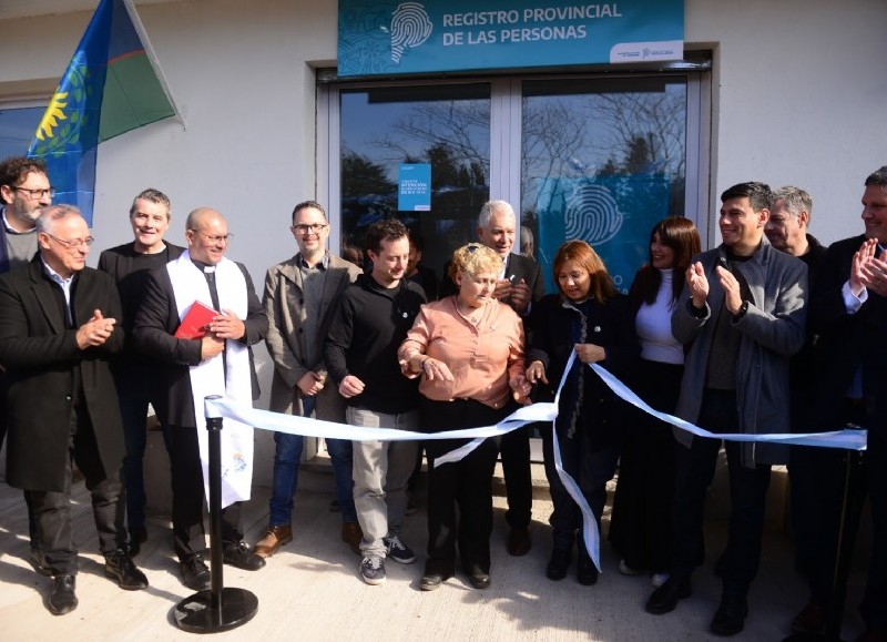 Alak inauguró la nueva delegación de El Peligro, participó del desfile patrio y presentó una obra clave para la zona