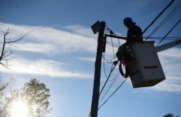 Modernizan el sistema de alumbrado público con más luces LED, recableado y reparaciones  en City Bell y San Carlos