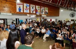 Alak estuvo en la Escuela 121 para entregar equipamientos a 15 establecimientos