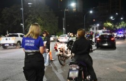 Operativos en pleno centro controlando autos y motos por parte de la Municipalidad