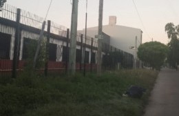 En pleno pico del Dengue: No cortan el pasto frente a una Escuela y Jardín de ADSL