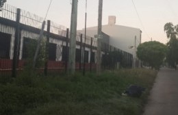 En pleno pico del Dengue: No cortan el pasto frente a una Escuela y Jardín de ADSL