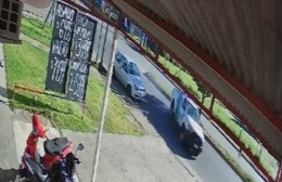 Casi vuelca un patrullero que chocó un poste en plena avenida 7