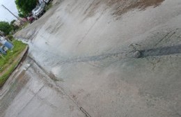 Un manantial corre, hace meses, junto al cordón de 122 y 604