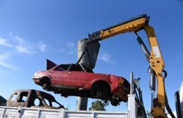 Compactaron autos que habían sido sacados de las calles