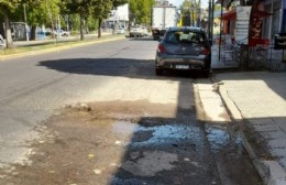 Comenzó en la era Garro y perdura en el tiempo: Piden el arreglo de un bache sobre la avenida 7