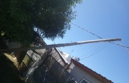 Vecino convive hace casi una semana con un poste a punto de caerse sobre su casa