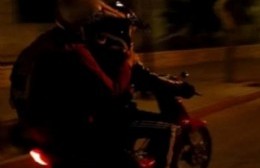 Motochorros emboscaron a una mujer para robarle el auto en Barrio Frisón