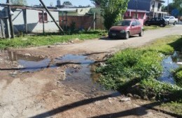 Cruce de calles tapados con agua servida y enfrente un basural