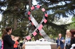 Inauguraron un monumento al lazo rosa hecho por artistas platenses