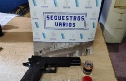 Le falto hacerle señas como a un taxi: Cayó con cocaína y un arma de juguete