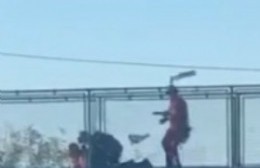 Una mujer intentó arrojarse de la pasarela que cruza la circunvalación