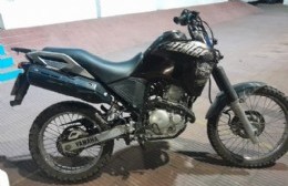 Quiso escapar con una moto robada