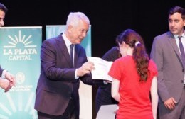 Alak acompañó la premiación a los mejores promedios secundarios y de educación para adultos