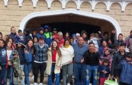 Visita de niños locales a la República de los Niños