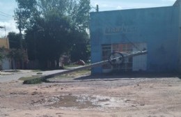 Parece tierra de nadie: Poste volcado lleva varios días y nadie hace nada