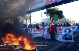 Enfermeros de hospitales locales se manifestaron en viernes en la subida de la autopista