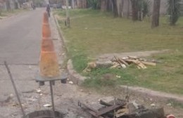 Los Hornos: Se tapaban las cloacas y al abrirlas encontraron cualquier clase de basura
