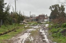 Necesitan que les arreglen la calle para entrar y salir de sus viviendas cuando llueve
