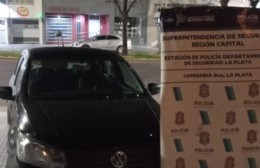 Lo atrapan con un auto robado y documentación falsa en 82 entre 18 y 19