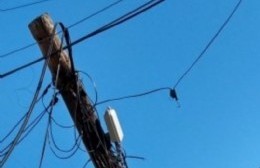 Otro poste caído sin respuestas de la empresa