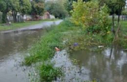 Villa Montoro: El agua no circula por cruces y zanjas tapadas