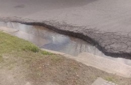 Por un pozo lleno de agua en 7 y 76: Los usuarios de colectivos sufren salpicaduras