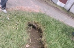 Operarios de la Delegación de Altos de San Lorenzo trabajaron en el Barrio Los Robles destapando zanjas