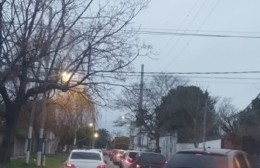 Se abrió la discusión por la entrada y salida de una escuela en donde los padres dicen que la zona es insegura
