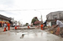 Los Hornos: Avanzan las obras con quejas de vecinos que piden por viejos baches