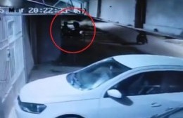 Inseguridad en Villa Elvira: encañonaron a una mujer y su hija de 8 años en un feroz robo y todo quedó filmado