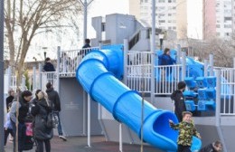 Garro inauguró el patio de juegos de Plaza Malvinas con una réplica del emblemático ARA Belgrano
