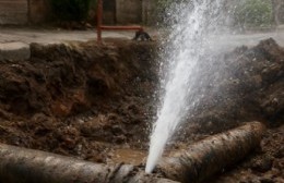 Enganche clandestinos de agua: Rompieron una cañería en Altos de San Lorenzo