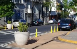Vecino harto y enojado con los palitos amarillos