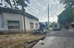 Se incendió un auto que estaba sobre la vereda