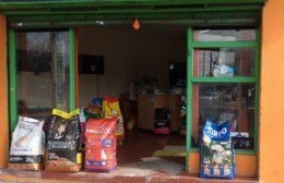 Abrió un  comercio de venta de alimentos y accesorios para mascotas en 1 y 74