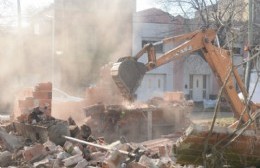 La Municipalidad demolió construcciones ilegales y recupera la rambla de 120 y 38