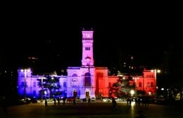 El Palacio Municipal se iluminó en homenaje a Favaloro a 25 años de su fallecimiento