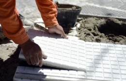 Vecinos del casco histórico platense a tiempo de pedir una vereda nueva