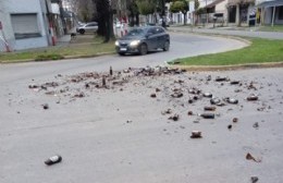 No llores que estaban vacías: Decenas de envases de cervezas rotos en el ingreso a Villa Elvira
