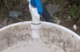 En Villa Alba sale agua sucia y con olor en las viviendas