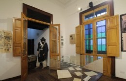 Con visitas guiadas y piezas históricas, reabrió al público el museo del teatro Coliseo Podestá