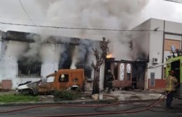 Feroz incendio en una vivienda a metros de la Circunvalación