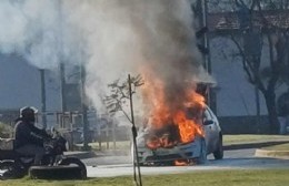 Se incendió un auto en plena Circunvalación