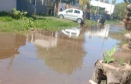 El drama de vecinos por calles que se inundan a la espera de obras públicas