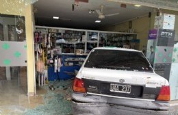 Un auto se metió adentro de la Farmacia Belardinelli en Aeropuerto