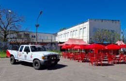Bomberos voluntarios en busca de fondos: Se presentaron con un puesto de Sándwiches en Berisso
